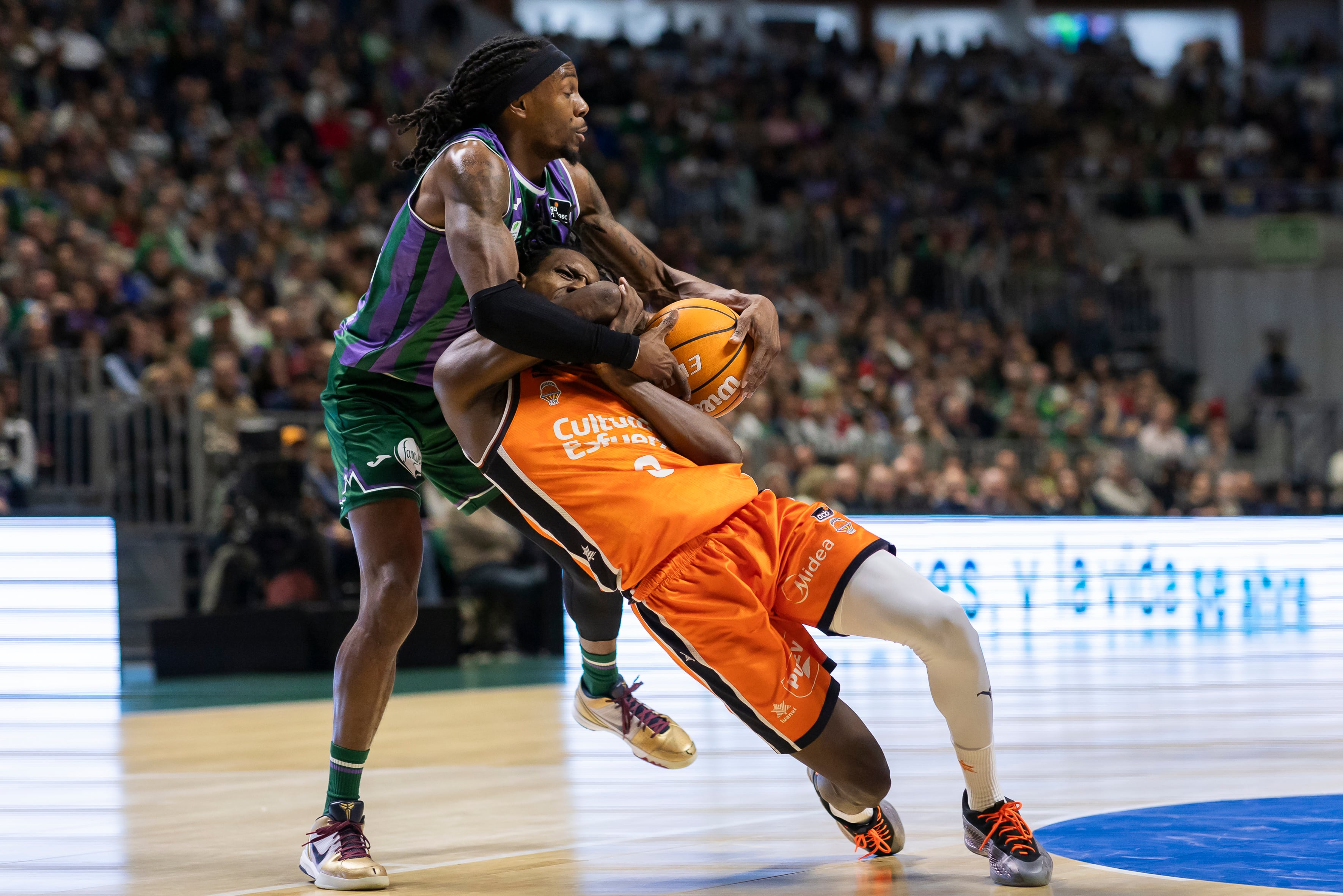 MÁLAGA (ANDALUCÍA), 18/01/2025.- El escolta senegalés del Valencia Basket Club, Brancou Badio (d) lucha por un balón con el base estadounidense del Unicaja, Kendrick Perry(i) este sábado, durante el partido de la decimoséptima jornada de la Liga Endesa disputado en el Palacio de Deportes José María Martín Carpena de Málaga. EFE/Carlos Díaz
