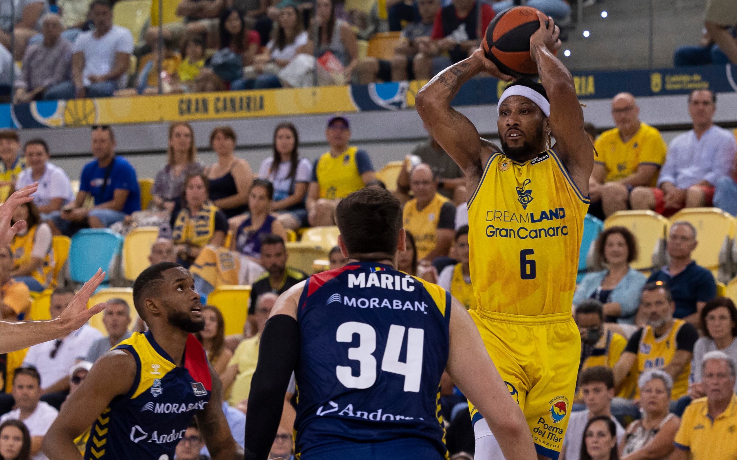 El base de Gran Canaria, Andrew Albicy, amb la pilota davant els defensors del Morabanc Andorra durant el partit corresponent a la jornada 29 de la Lliga Endesa disputat aquest diumenge a Gran Canaria.