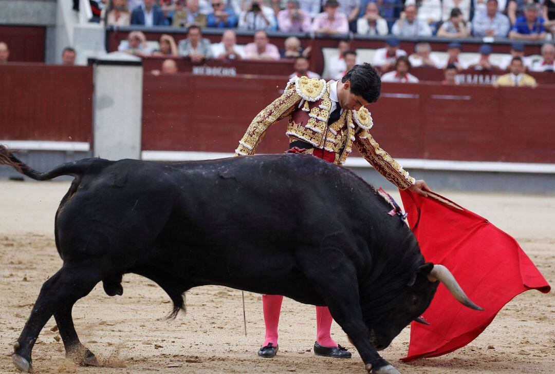 El diestro Pablo Aguado con su primero en la tradicional Corrida de la Prensa, último festejo de la Feria de San Isidro, celebrada el pasado domingo en la Monumental de Las Ventas