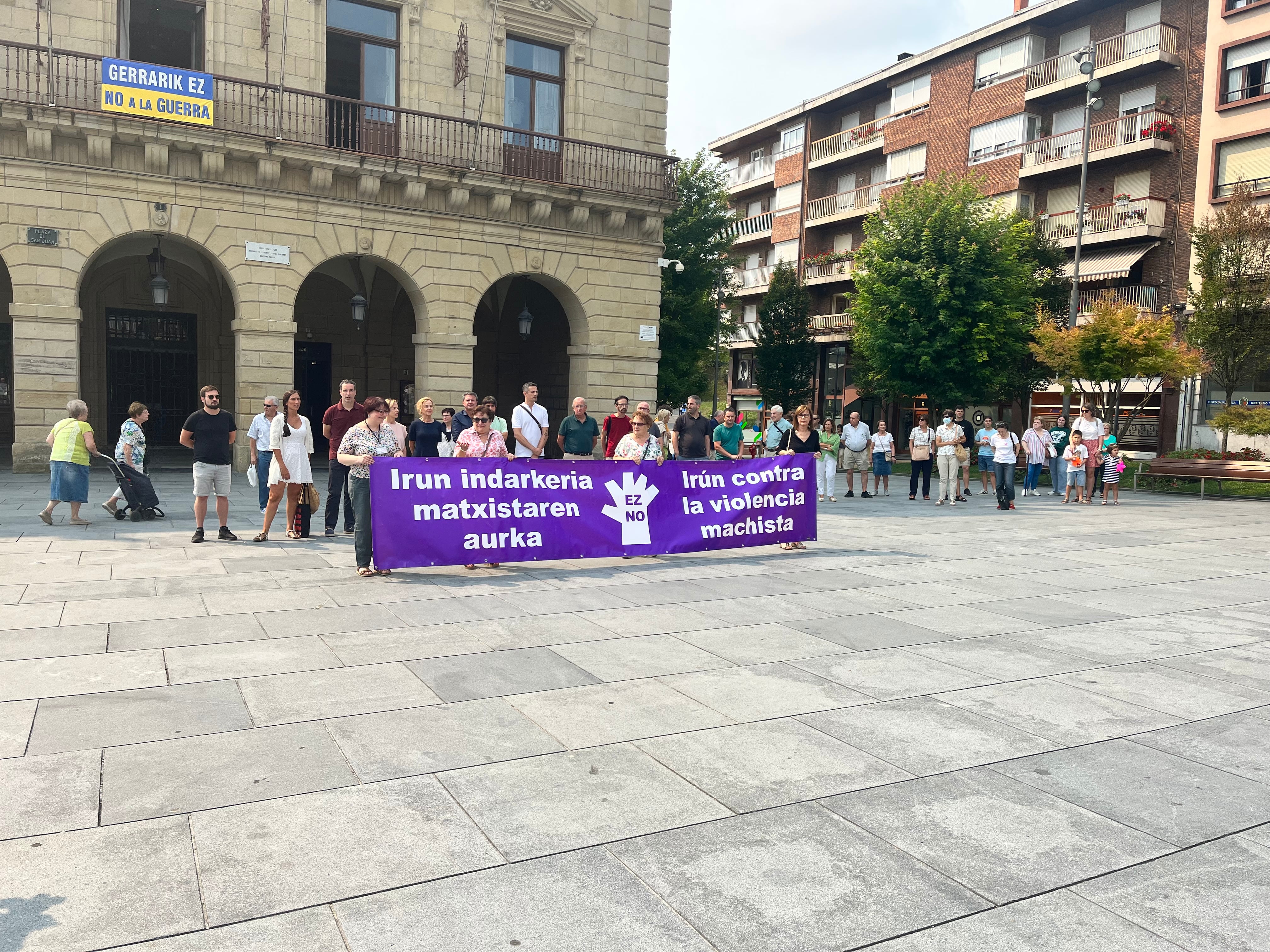 Corporación municipal y vecinos en la concentración de este mediodía / Fuente: Cadena SER