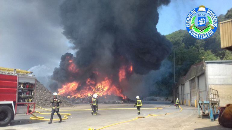 Imagen del aparatoso incencio que se produjo en el puerto de Pasaia el pasado 2 de agosto.