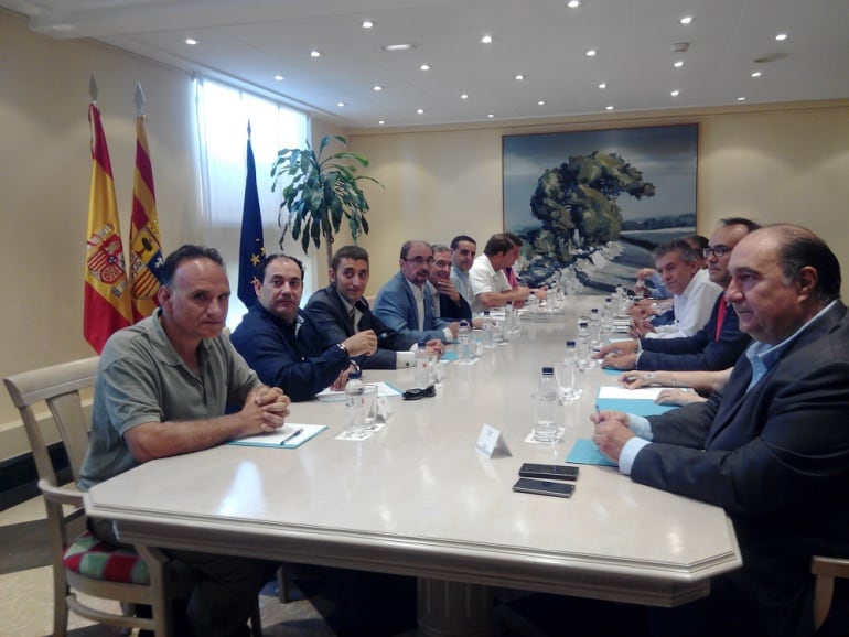 El presidente del Gobierno de Aragón, Javier Lambán, y el consejero de Agricultura, Joaquín Olona, se han reunido con los representantes de las organizacines agrarias este viernes