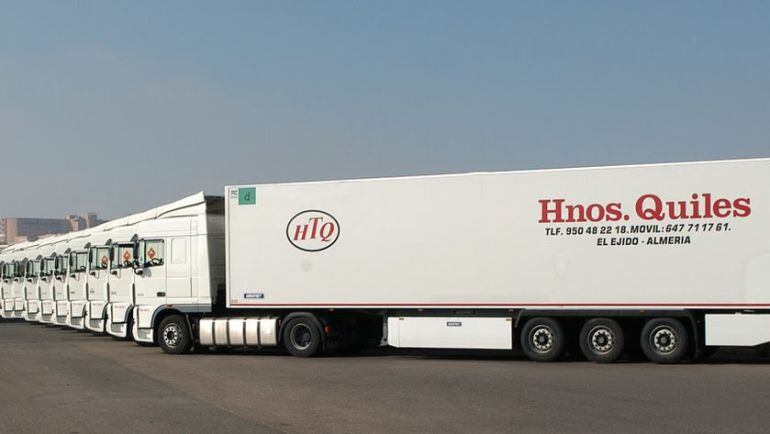 El tránsito de camiones disminuye, pero no cesa, en verano.