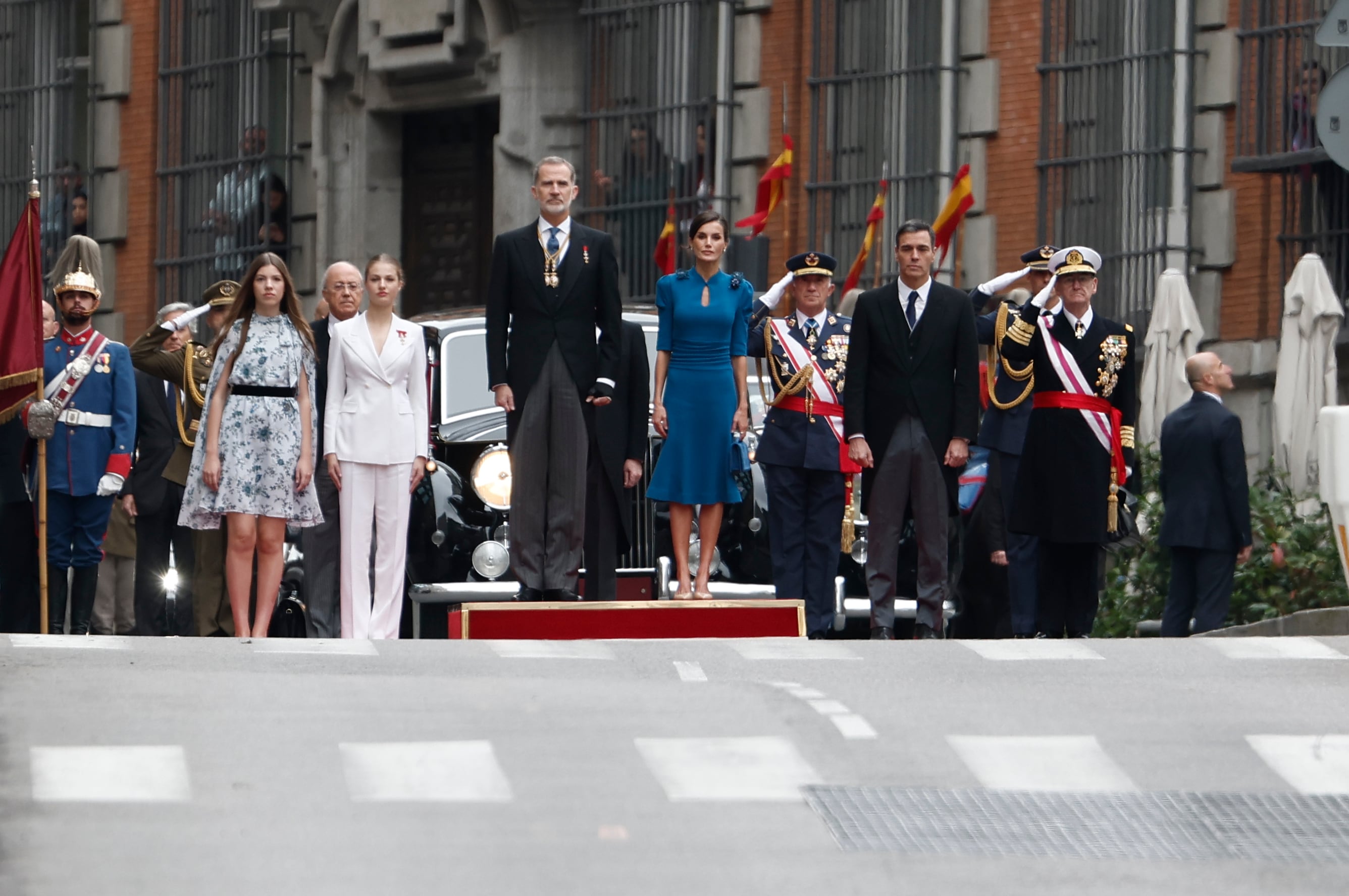 MADRID, 31/10/2023.- Los reyes de España, Felipe VI (c-i) y Letizia (c-d), la princesa Leonor (2i) y la infanta Sofía (i), acompañados por el presidente del Gobierno, Pedro Sánchez (d), escuchan el himno nacional a su llegada al Congreso de los Diputados para asistir a la ceremonia de jura de la Constitución de Leonor de Borbón en el día de su 18 cumpleaños, una ceremonia que representa el hito más importante de su trayectoria institucional y pavimenta el camino para que algún día se convierta en reina. EFE/Sergio Pérez
