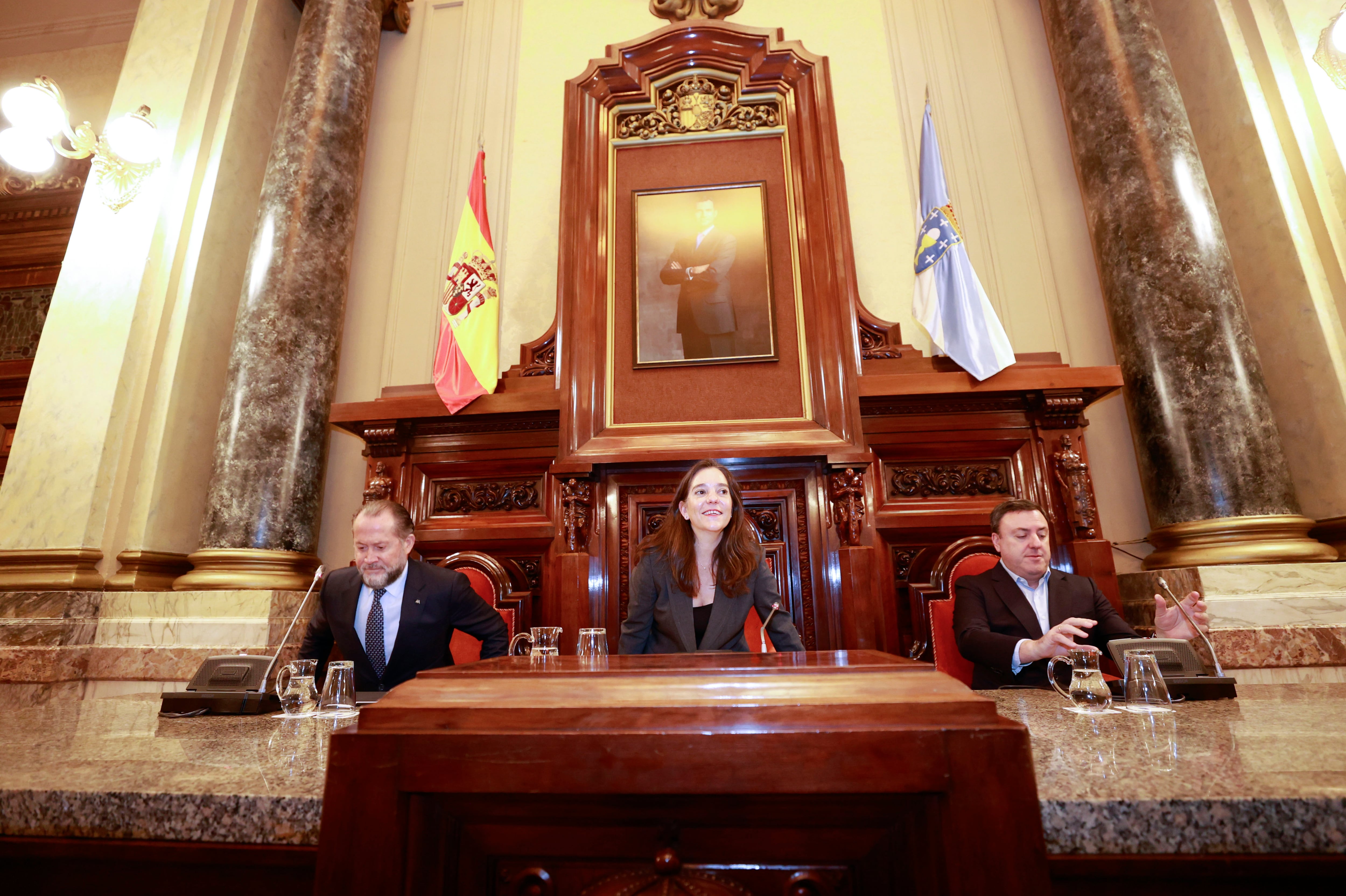 A CORUÑA, 16/03/2026.- La alcaldesa de A Coruña, Inés Rey (c) y el presidente del Deportivo, Juan Carlos Escotet (i), acompañados por el presidente de la Diputación de A Coruña, Valentín González Formoso (d), comparecen ante los medios para informar DE la renuncia a ser sede del Mundial 2030 Y de un acuerdo de colaboración para reformar el estadio de Riazor. EFE/Cabalar