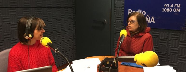 Margarita González, coordinadora de Amnistía Internacional en A Coruña, junto a Teba Chacón