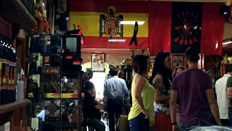 Imagen del interior del bar franquista 'Casa Pepe', en Almoradiel (Ciudad Real).