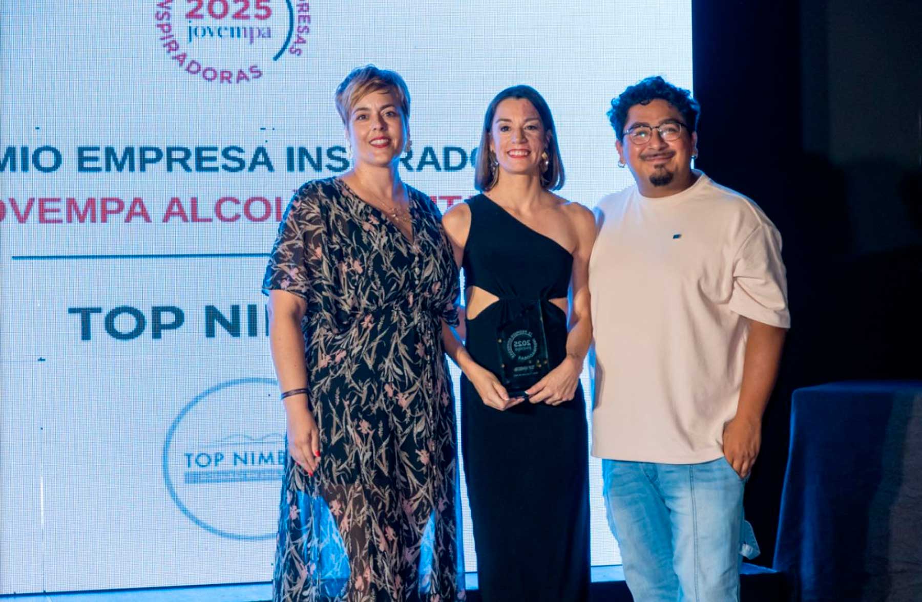 Liana Jordá en el momento de recibir el reconocimiento de manos de Aida Pastor y Rafa Figuerola