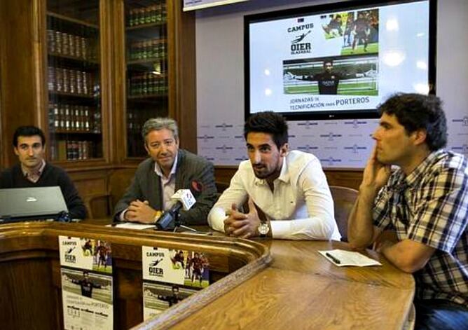Oier Olazabal, el día de la presentación del campus; junto a Pedro Alegre, delegado de deportes del Ayuntamiento de Irun, y Ricardo Costa, preparador de porteros del Real Unión.