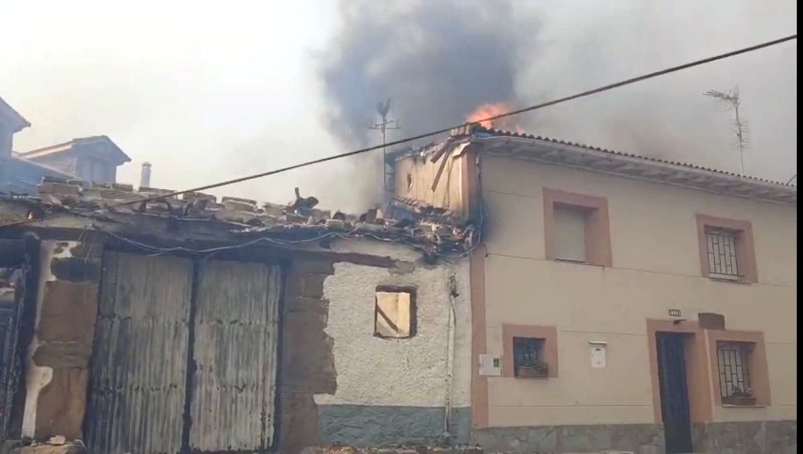 Arde casi una veintena de viviendas en San Pedro de Cansoles (Palencia)
