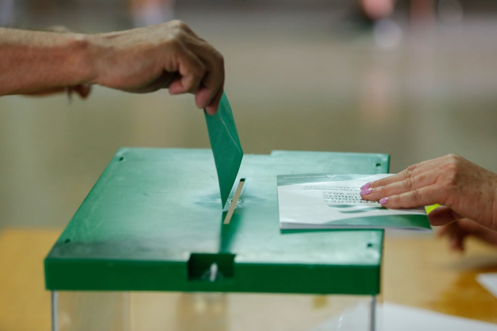 Un elector vota durante las elecciones de Andalucía. (Photo by Álex Cámara/NurPhoto via Getty Images)