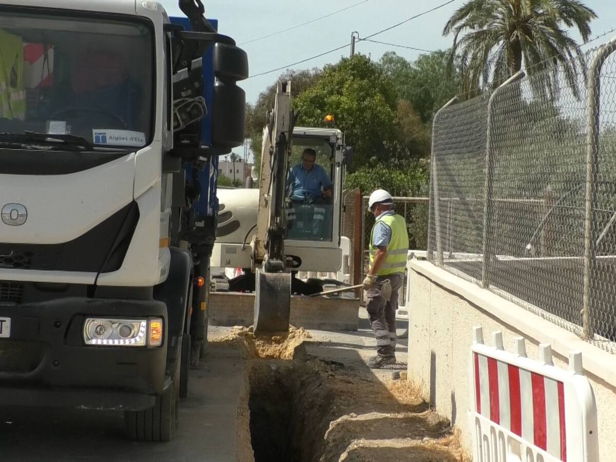 Aigües d'Elx continúa con la mejora de la red de agua potable en La Hoya