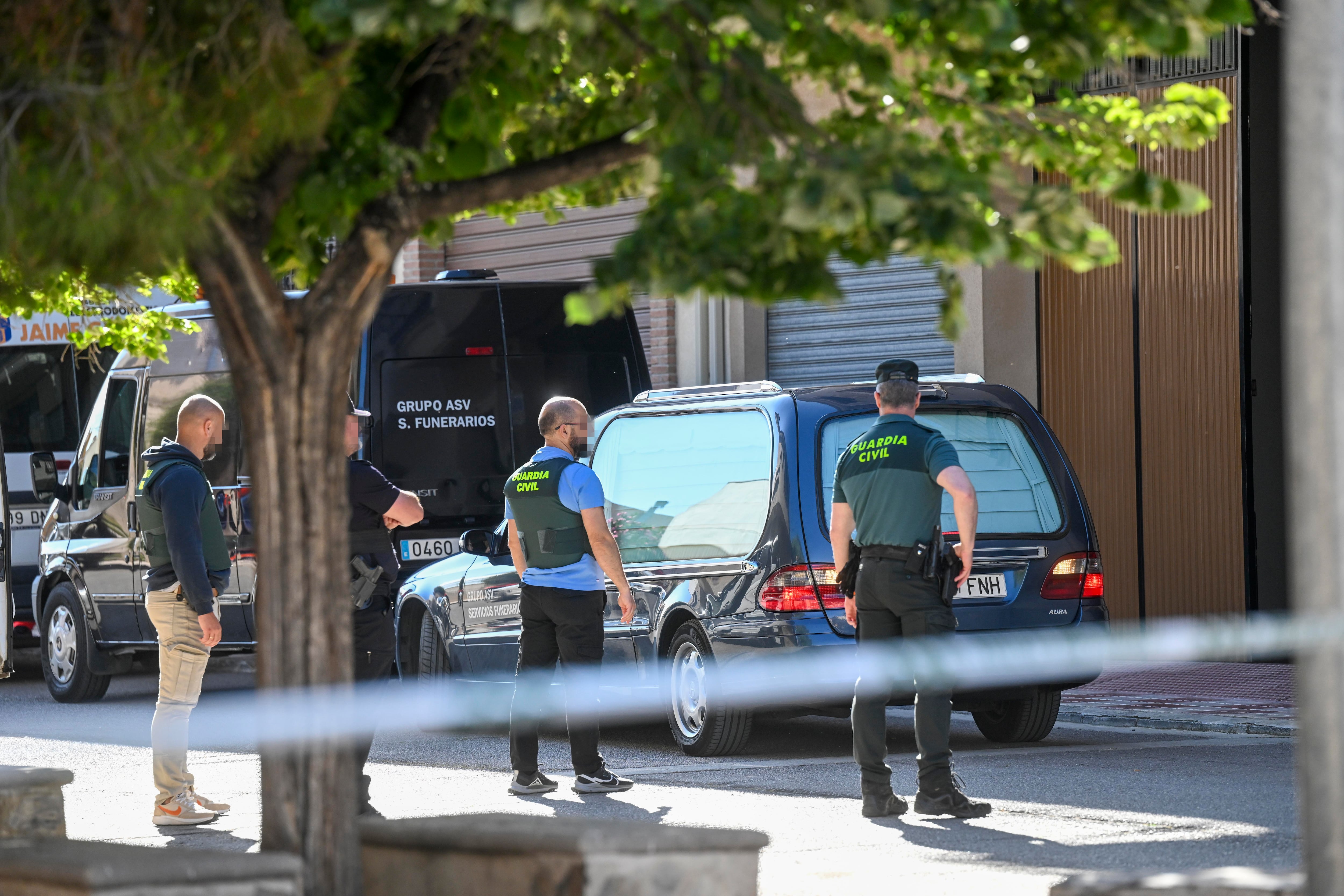 Varios guardias civiles congregados en el acceso a la vivienda después de que el hombre de 72 años, que permanecía atrincherado con un arma de fuego desde la noche de este domingo en una vivienda de Huétor Tájar (Granada) junto a sus dos nietos, de 10 y 12 años, matara a ambos y se suicidara, EFE/ Miguel Ángel Molina