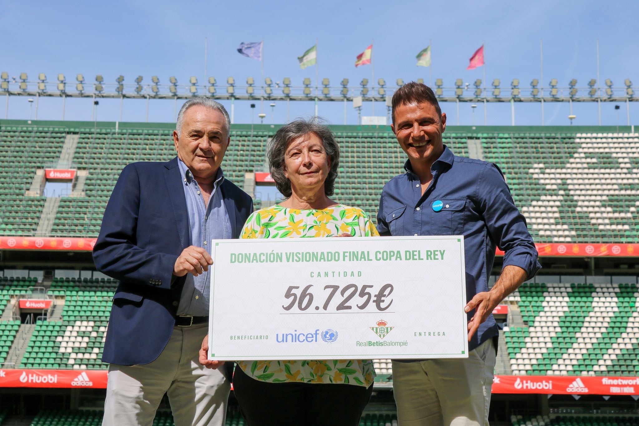 Rafael Gordillo, presidente de la Fundación Real Betis Balompié, Claudia Zafra, presidenta de UNICEF Comité Andalucía y Joaquín Sánchez como capitán del Real Betis y Amigo de la Infancia de UNICEF.