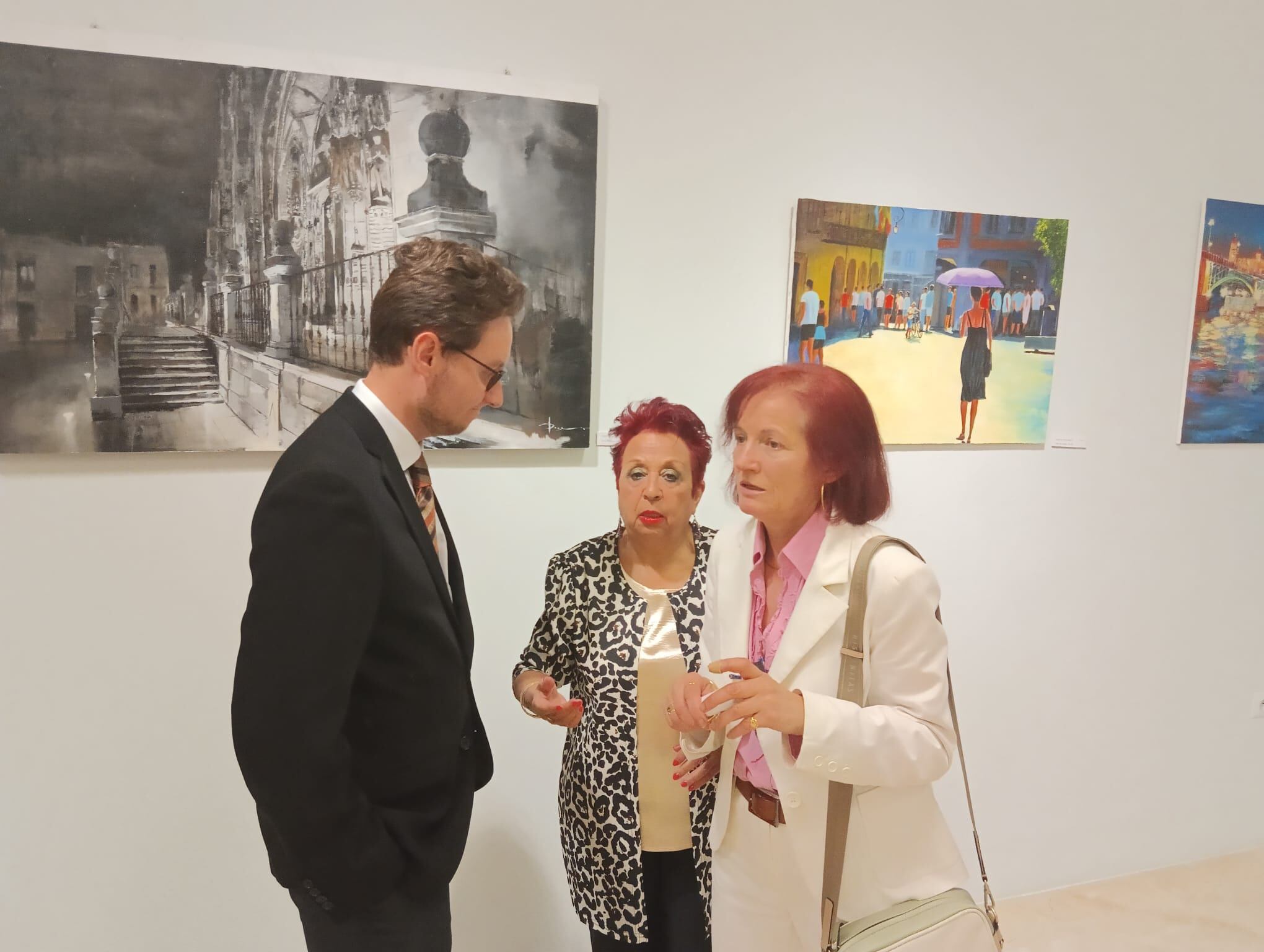 El alcalde de Aranda, Antonio Linaje, con las artistas Araceli Antón y Juana Pérez (dcha) en la inauguración de la muestra