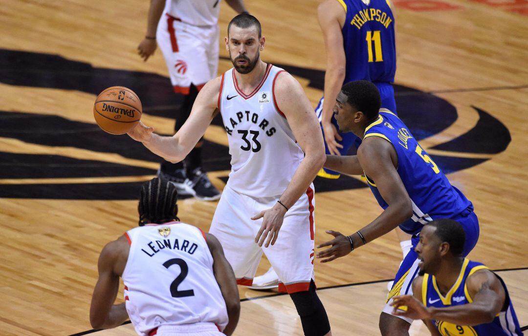 Marc Gasol, junto a su compañero Kawhi Leonard durante el primer partido de la final de la NBA entre Golden State Warriors y Toronto Raptors