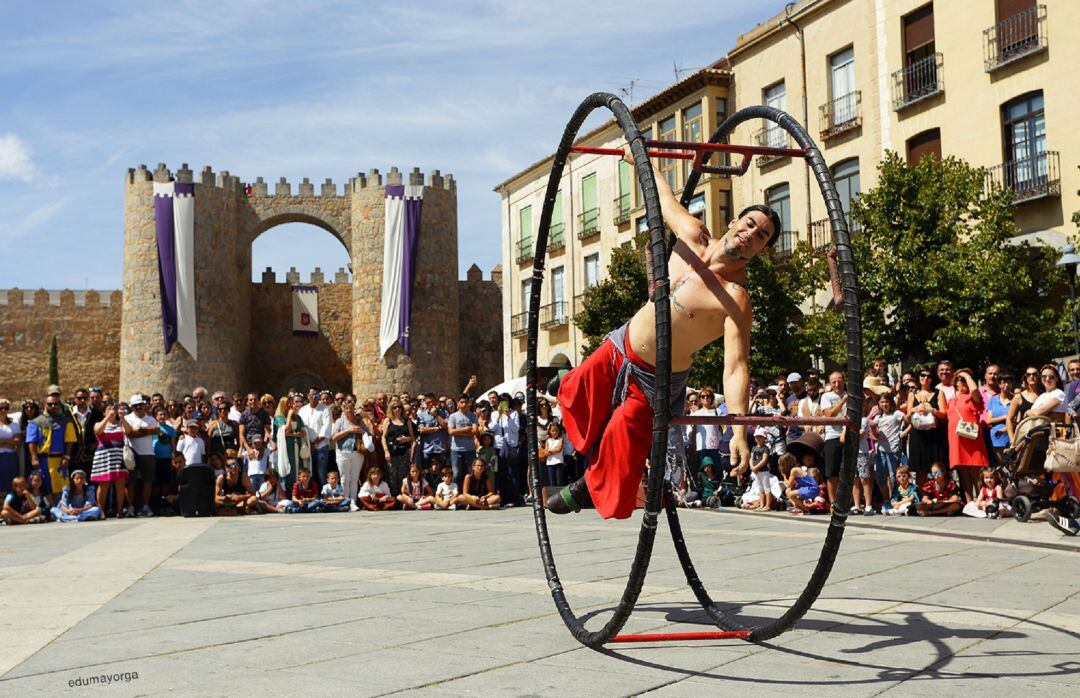 Una de las actuaciones, el pasado año, de las programadas en el Mercado Medieval de Ávila