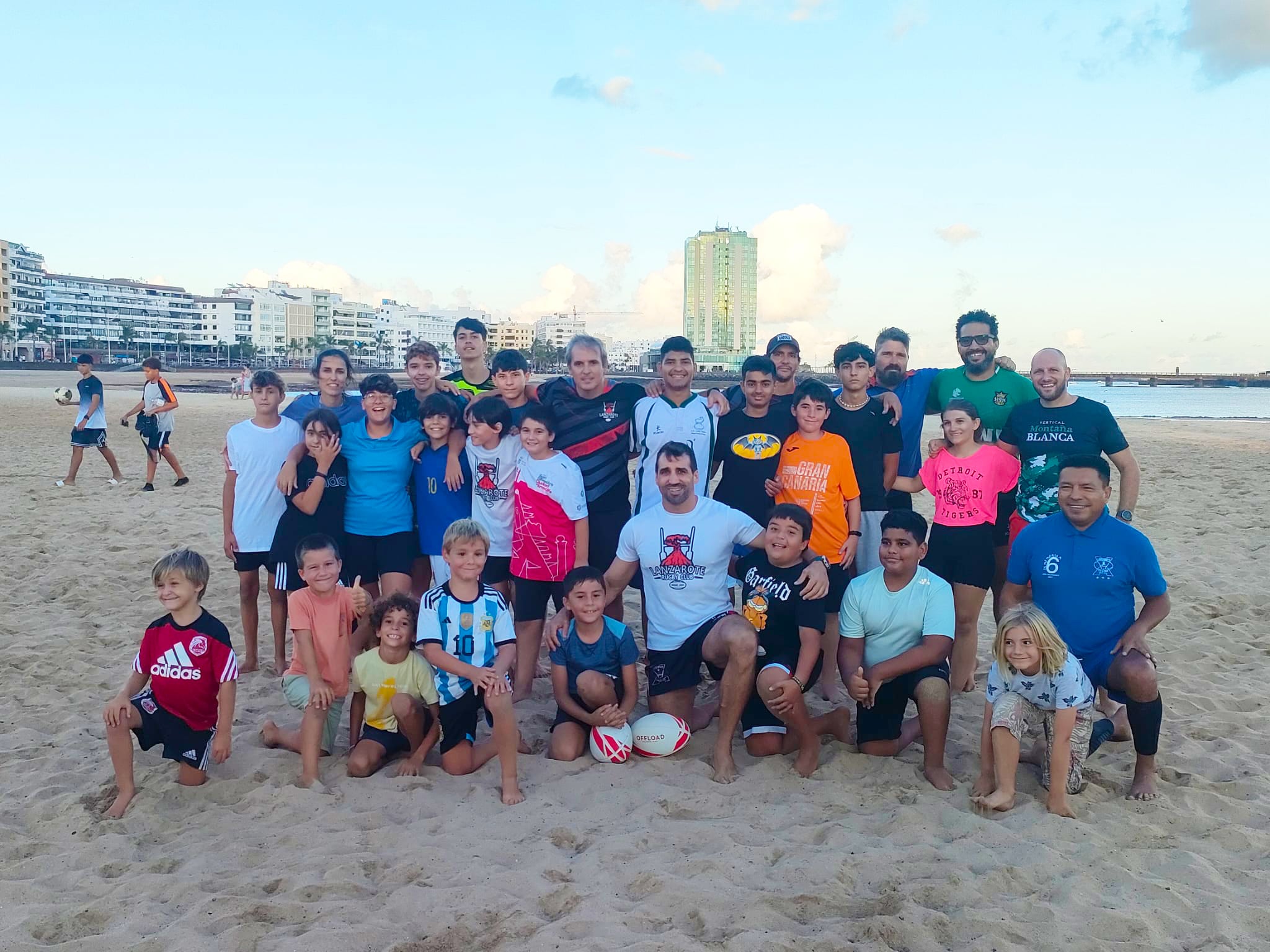 Integrantes del Lanzarote Rugby Club en la playa del Reducto de Arrecife.