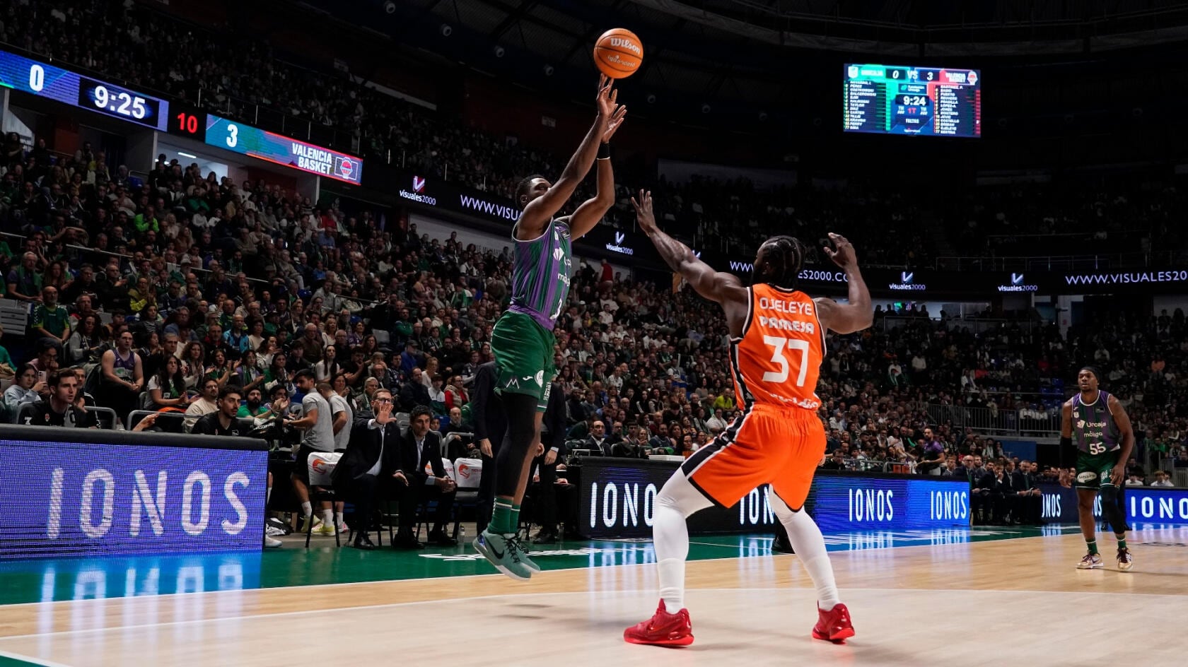 El jugador del Unicaja Melvin Ejim, sufre un problema muscular en el sóleo de la pierna izquierda