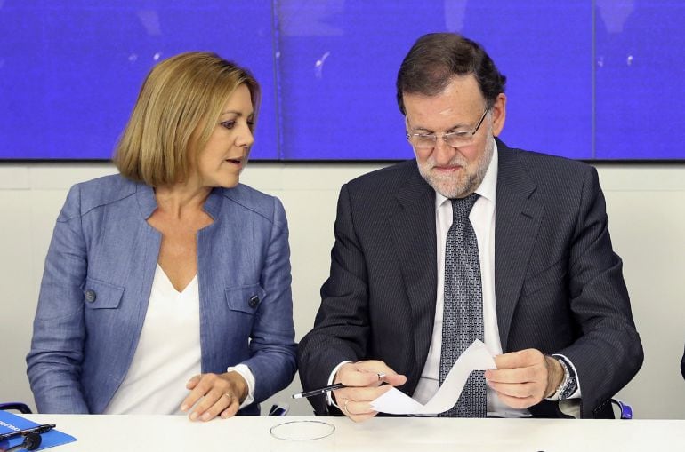 El presidente del Gobierno y del PP, Mariano Rajoy, junto a la secretaria general, María Dolores de Cospedal, durante la reunión de la Junta Directiva Nacional de su partido