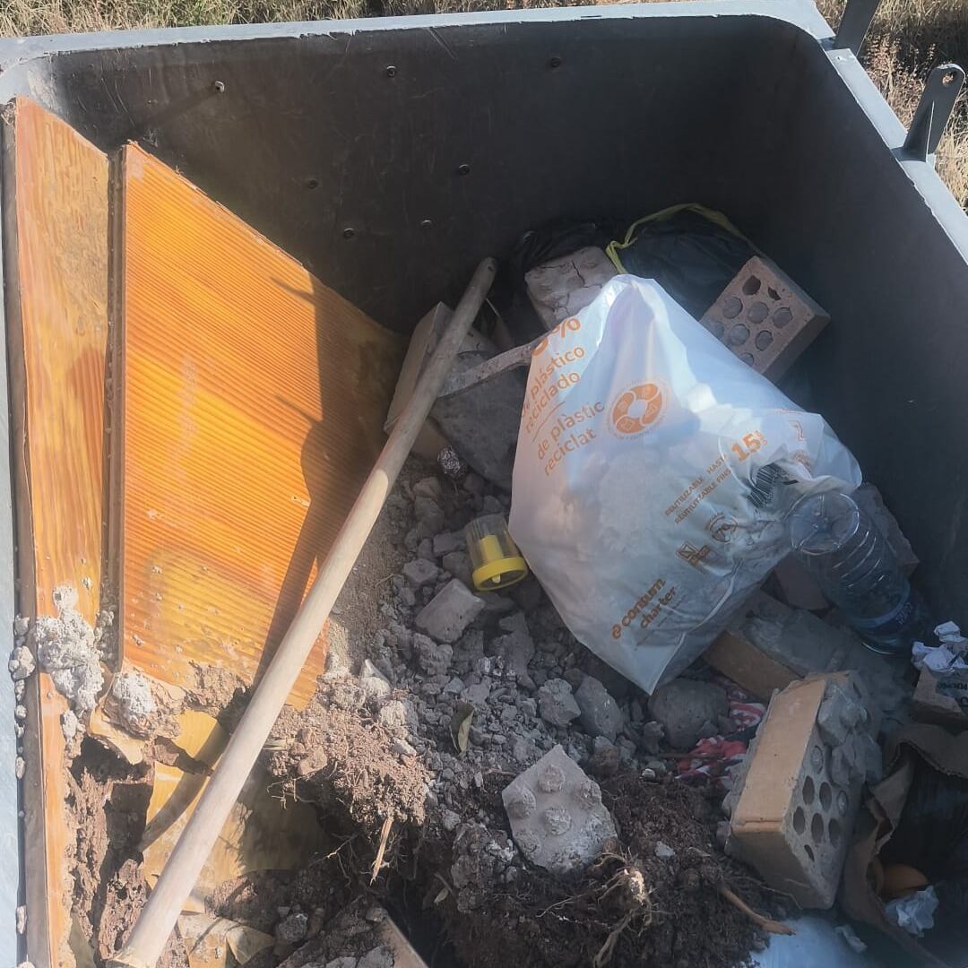 Escombros en los contenedores