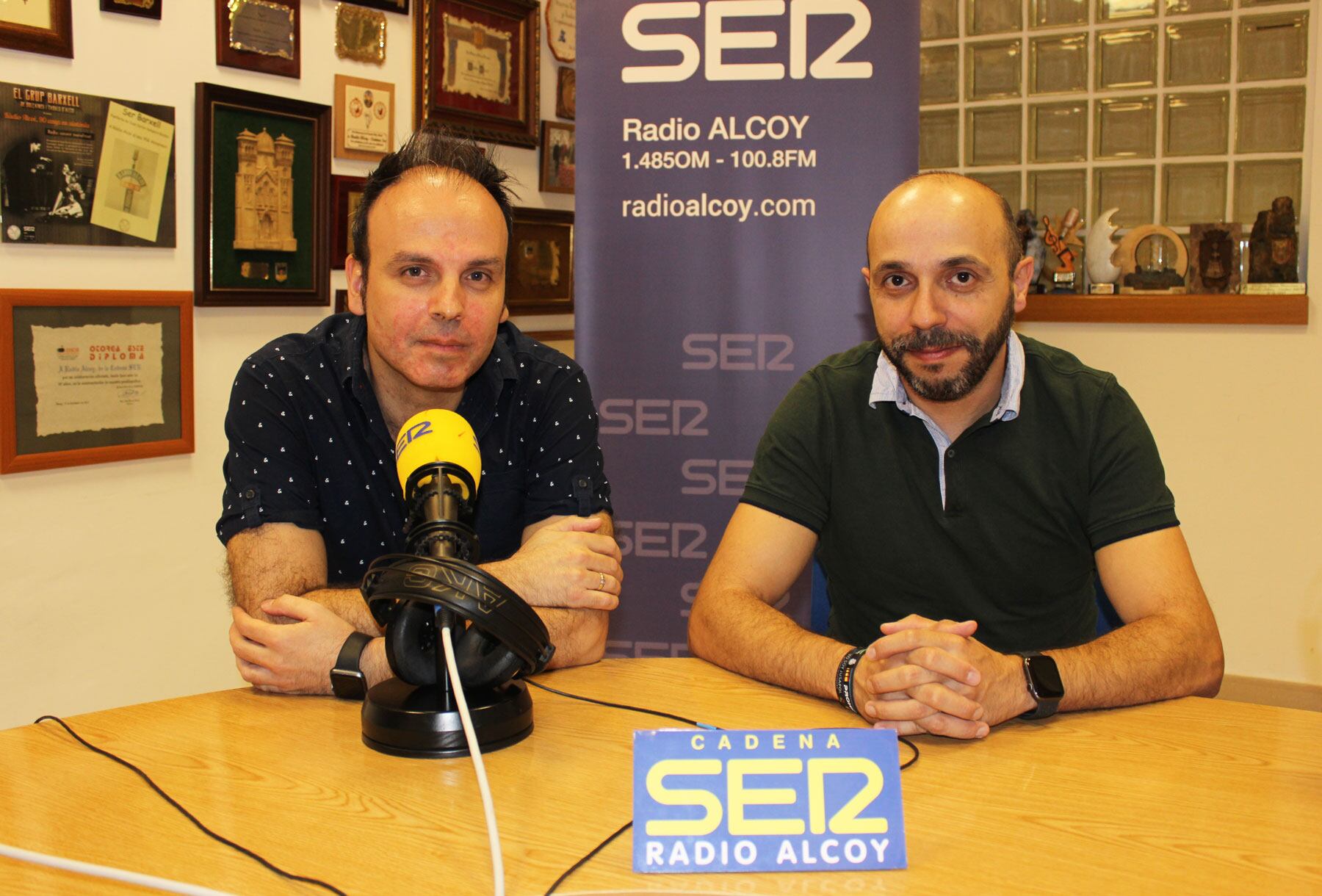 Alberto Acosta y Miguel Sola, en el estudio central de Radio Alcoy