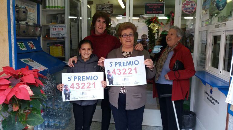 Maria del Carmen con su madre Carmelina y su sobrina, Rosa , celebrando un nuevo premio de su establecimiento en Nueva Carteya