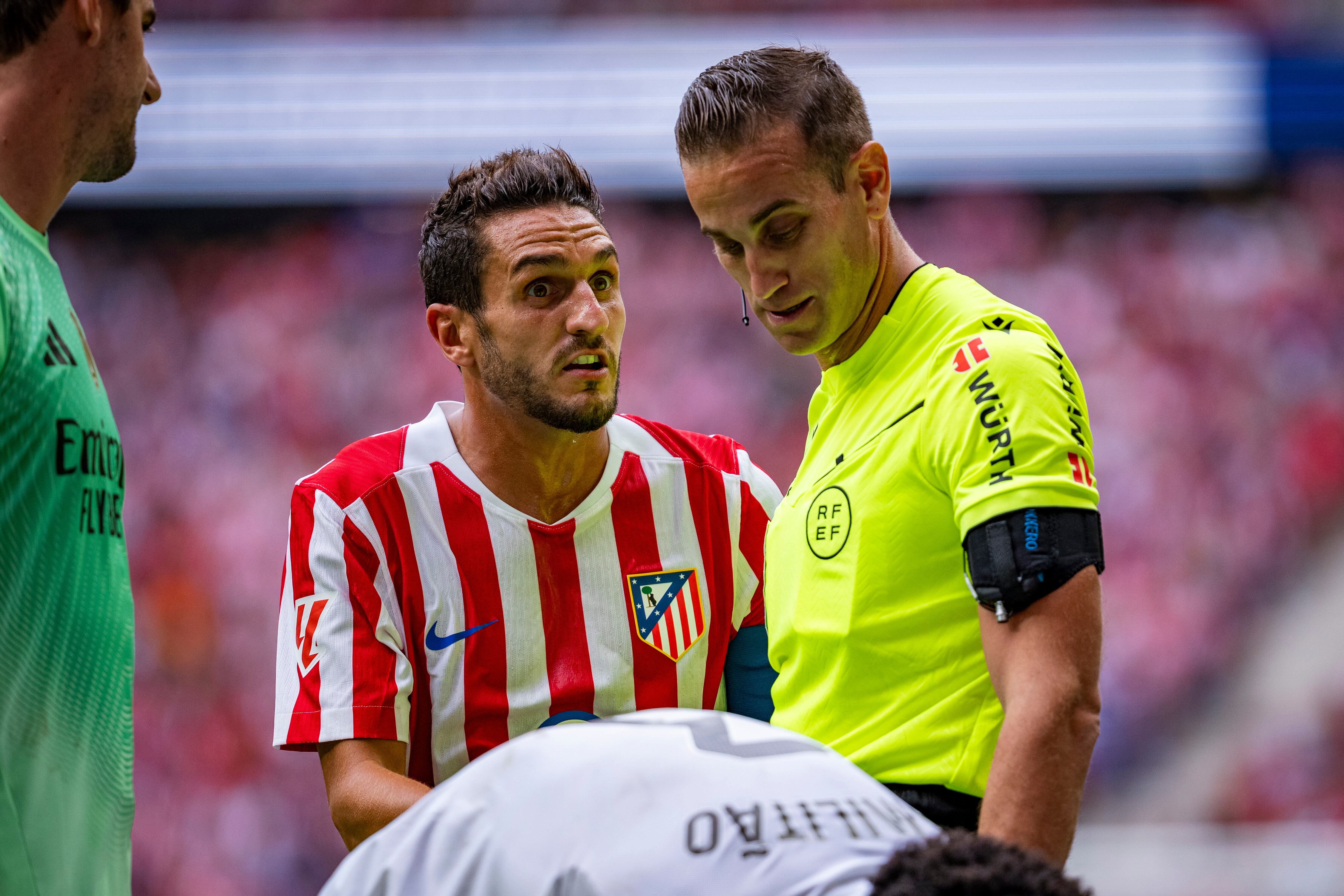 Koke protesta ante Arberola Rojas durante el derbi madrileño
