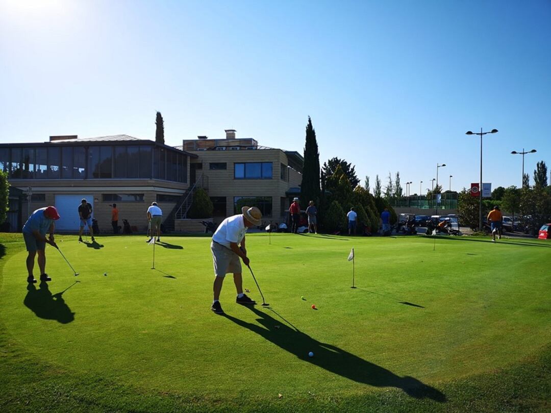 Socio del club jugando al golf