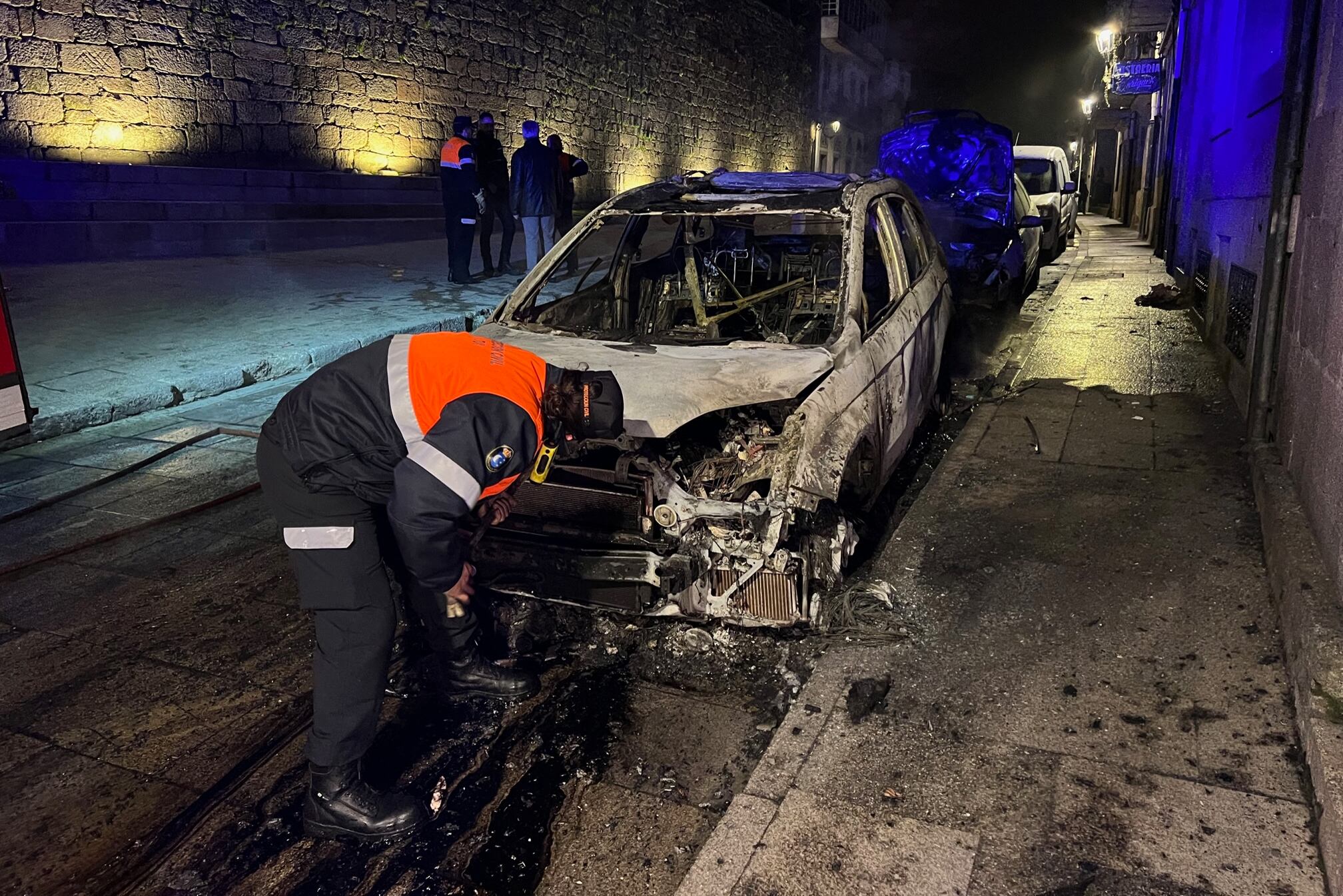 TUI (PONTEVEDRA), 20/03/2023.- La Policía investiga la quema de casi una treintena de turismos esta madrugada en Tui (Pontevedra) como consecuencia de actos vandálicos. Los hechos sucedieron sobre las 3:30 horas de la madrugada y los coches afectados estaba ubicados era cinco puntos diferentes de las ciudad. EFE/Sxenick
