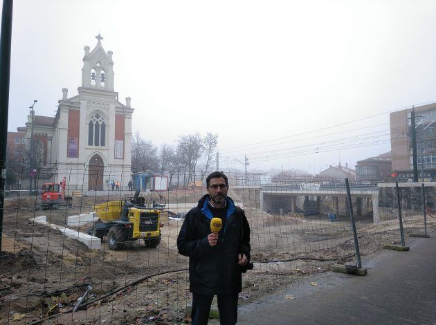 El presidente de la Asociación de Vecinos, José Luis Alcalde, explica a la SER la situación del proyecto