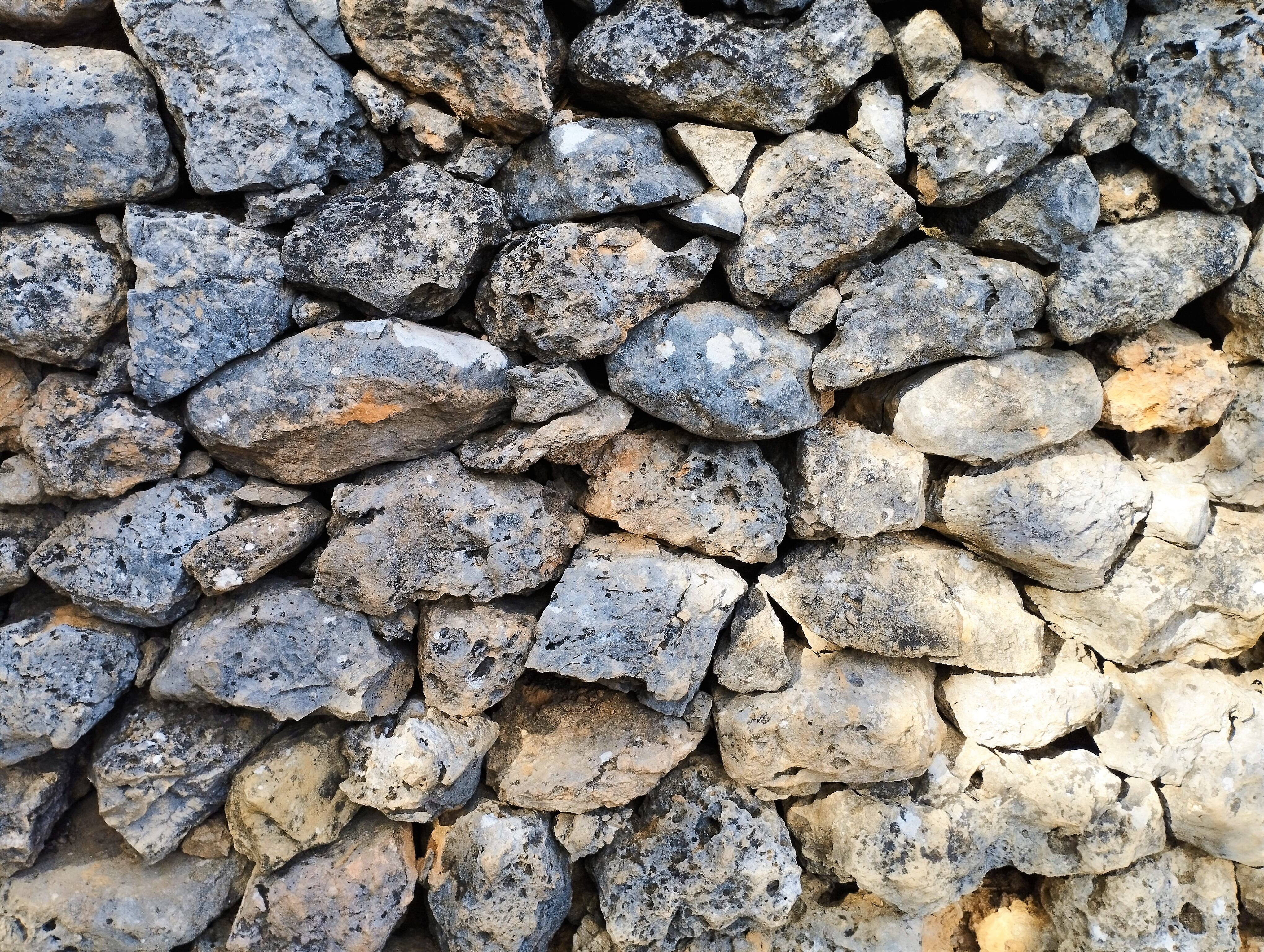 Pared de una taina construida en piedra seca.