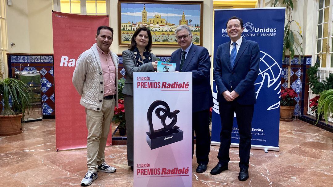 En el patio de Radio Sevilla, desde la izquierda, Carlos Oliveros, coordinador emisoras musicales Andalucía, Ceuta y Melilla, María Albendea, presidenta de Manos Unidas en Sevilla, Antonio Yélamo, director de Radio Sevilla y Cadena Ser Andalucía y Antonio Jesús Calero, vicepresidente en Sevilla de Manos Unidas 