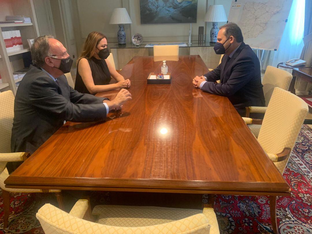 Reunión de la presidenta del Cabildo, María Dolores Corujo, junto al senador Manuel Fajardo Palarea, con el ministro de Fomento, José Luis Ábalos.