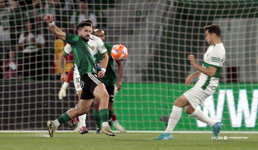 Álvaro Sanz busca el control del esférico en una jugada del Elche-Racing en el Martínez Valero (foto: LaLiga Hypermotion)
