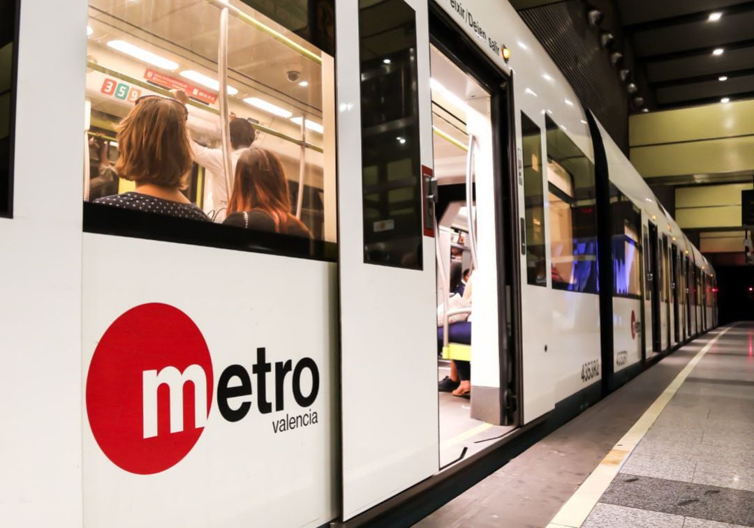 Un vagón de tren de Metrovalencia con las puertas abiertas en una estación, en una imagen de archivo