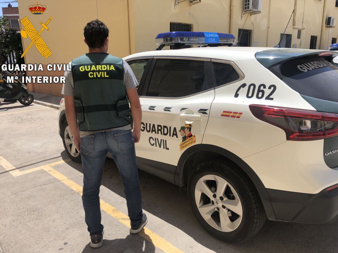 Agente y vehículo de la Guardia Civil, en una imagen de archivo