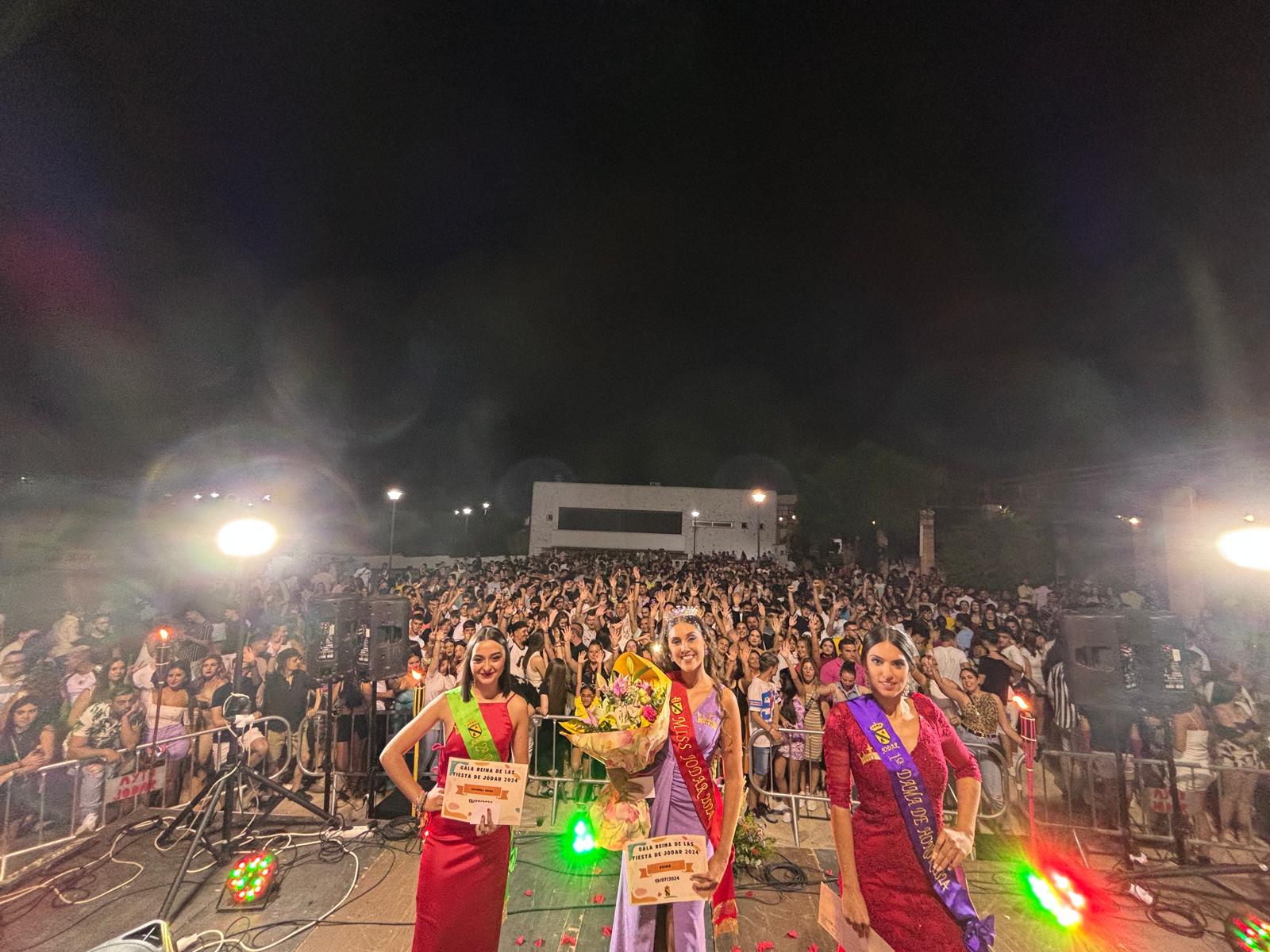 Las tres jóvenes ganadoras en la Gala Reina de las Fiestas de Jódar 2024