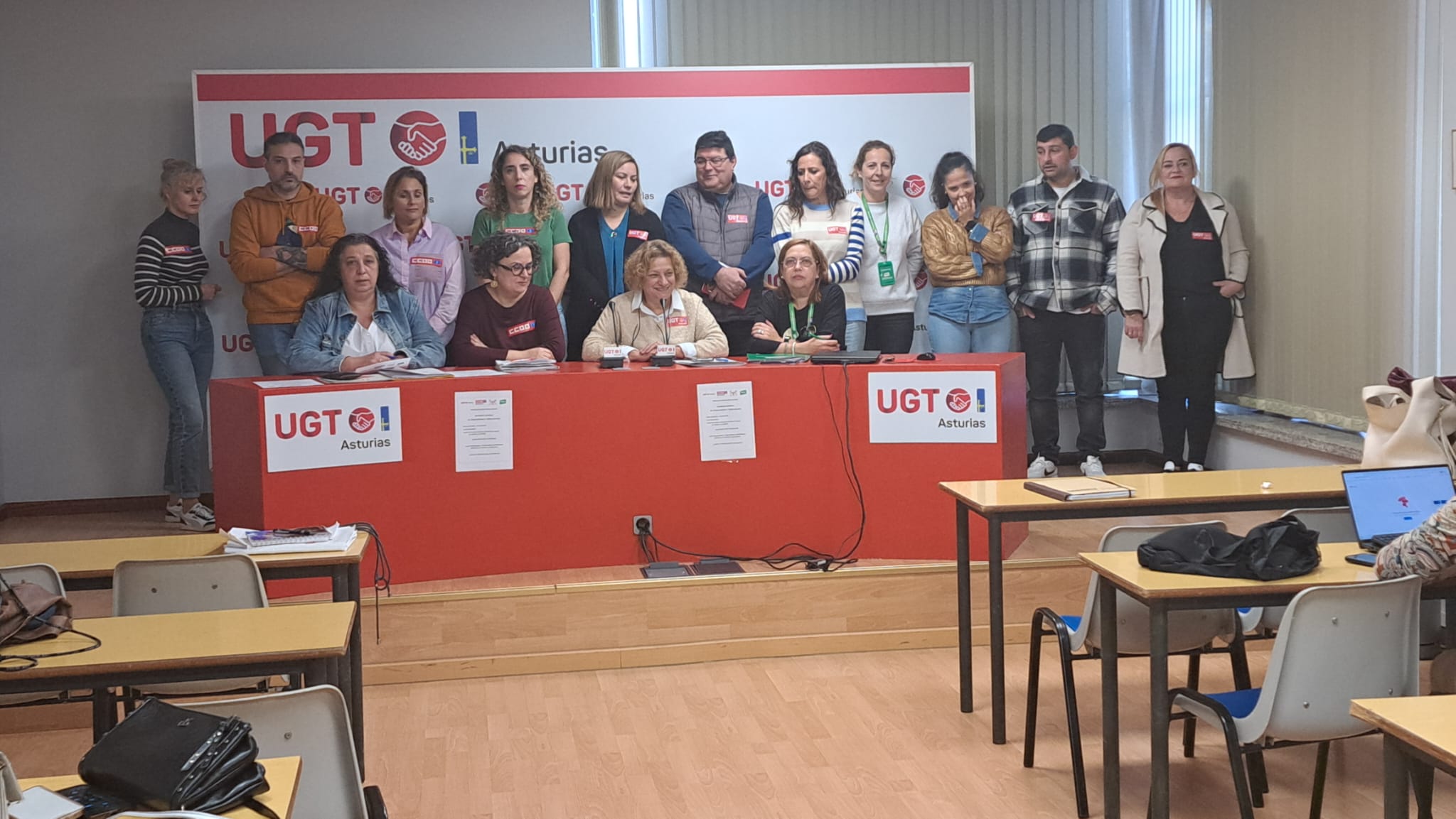 Los delegados sindicales de los supermercados afectados posan en la sede de UGT en Oviedo.