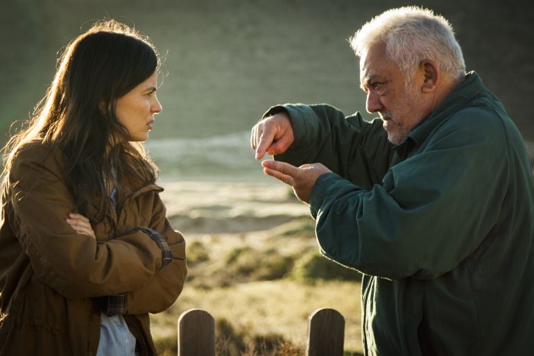 El realizador Imanol Uribe habla con Elena Anaya durante el rodaje de &#039;Lejos del mar&#039;.