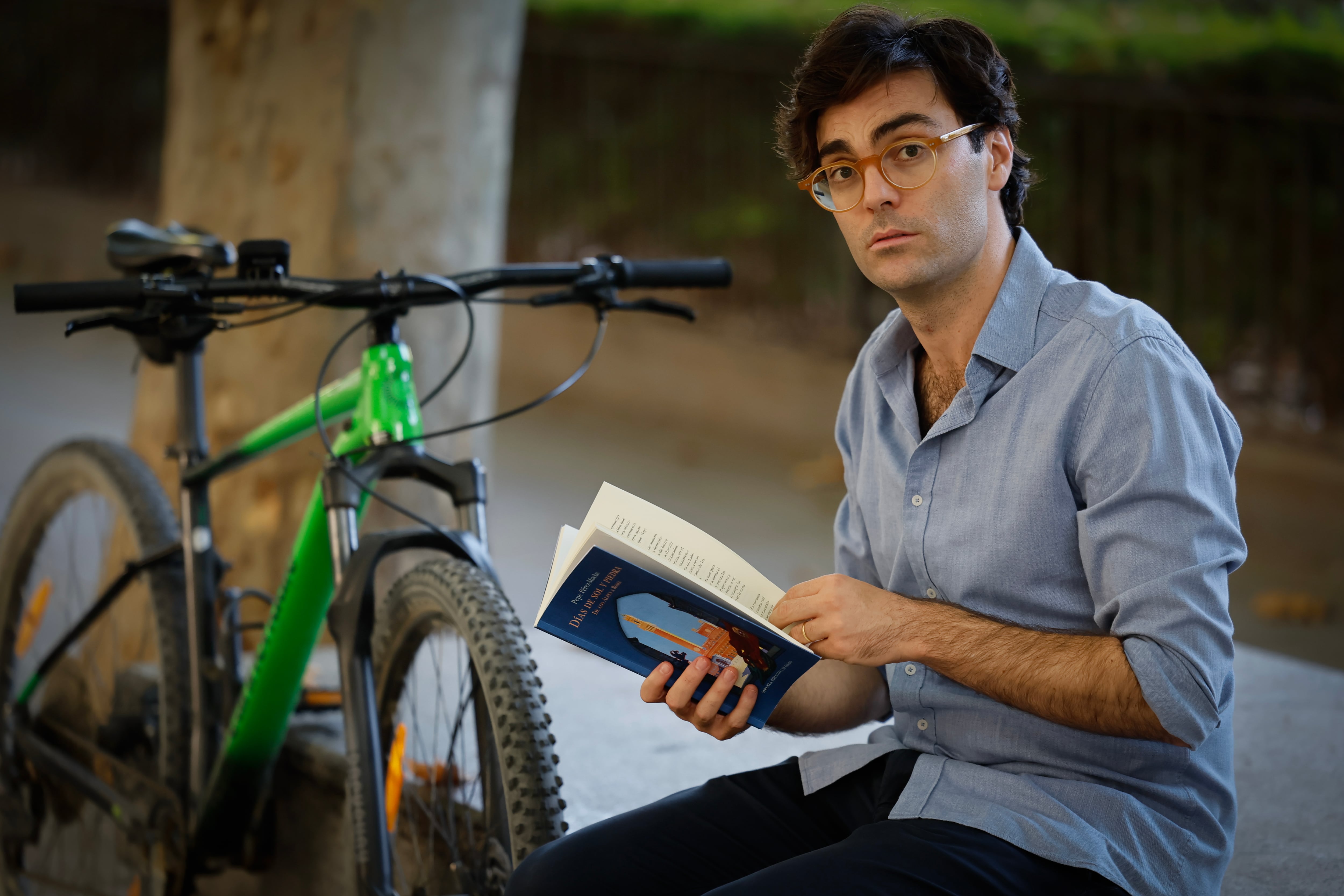 SEVILLA, 23/09/2025.- Pepe Pérez-Muelas, profesor de Literatura en un instituto de Sevilla, nacido en Lorca (Murcia) en 1989, posa durante una entrevista con EFE con su libro "Días de Sol y Piedra. De los Alpes a Roma" (Siruela), que es un homenaje a Homero y a la antigüedad clásica escrito tras recorrer en bicicleta la 'Vía Francígena', 1.014 kilómetros desde los Alpes a Roma.EFE/José Manuel Vidal