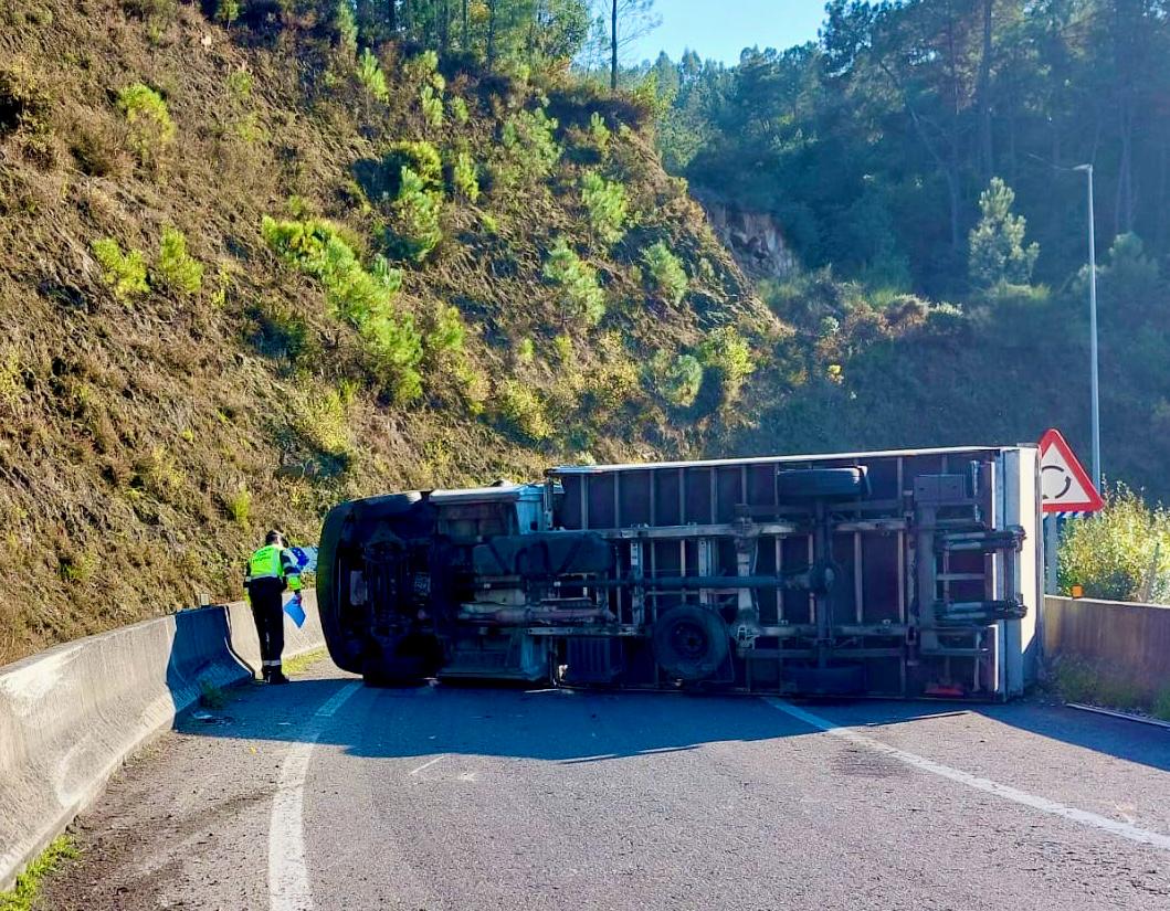 Camión volcado ayer.