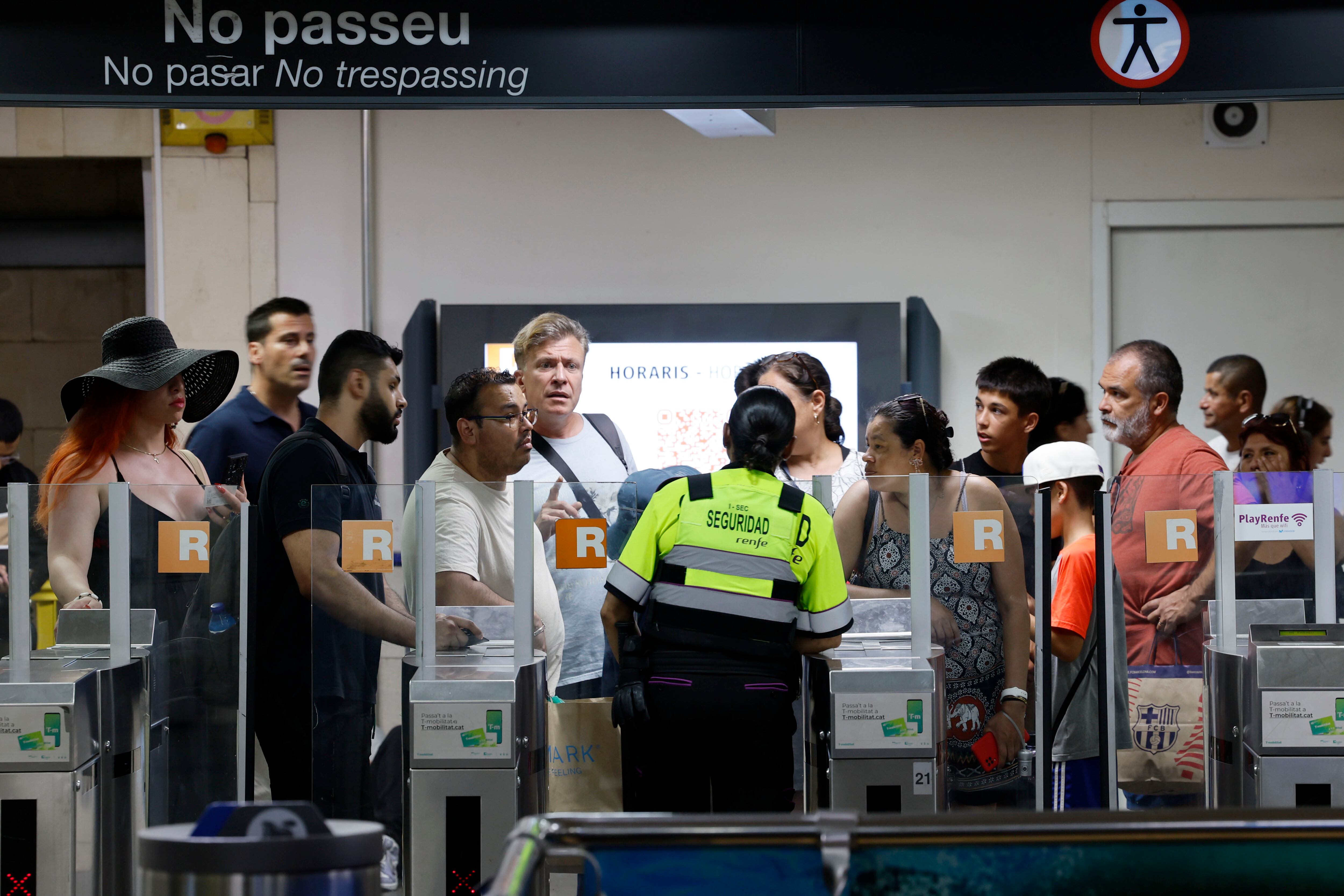GRAFCAT475. BARCELONA, 12/07/2025.- Aspecto de la estación de Rodalies de Plaça Catalunya este sábado cuando Renfe ha informado este de la suspensión de la circulación de trenes en Cataluña durante la tarde ante el riesgo de inundaciones por las lluvias torrenciales. Protección Civil, que desde el pasado jueves mantiene en alerta el plan Inuncat, ha emitido un comunicado ante la previsión de nuevas lluvias en las próximas horas en el que pide prudencia con las tormentas, especialmente en las actividades al aire libre y en la carretera. También recomienda no cruzar ríos, rieras o barrancos. EFE/Alberto Estévez