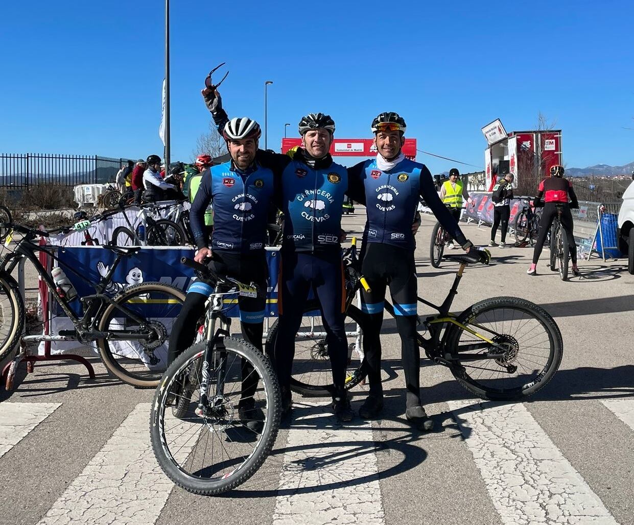 Sergio Gil (i) David Juez y Saúl Izquierdo en Tres Cantos