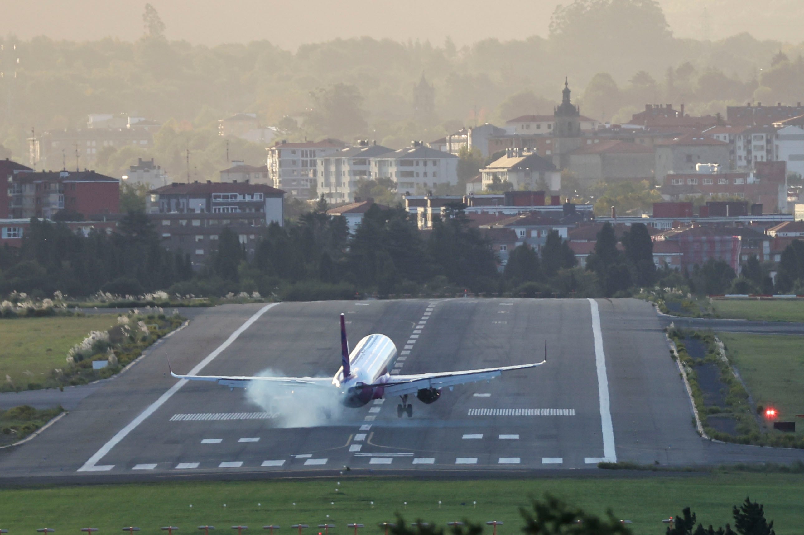 El avión de la compañia Wizz Air Malta, procedente de Viena, en el momento de tomar tierra en el aeropuerto de Bilbao, donde varios vuelos se han suspendido por el viento