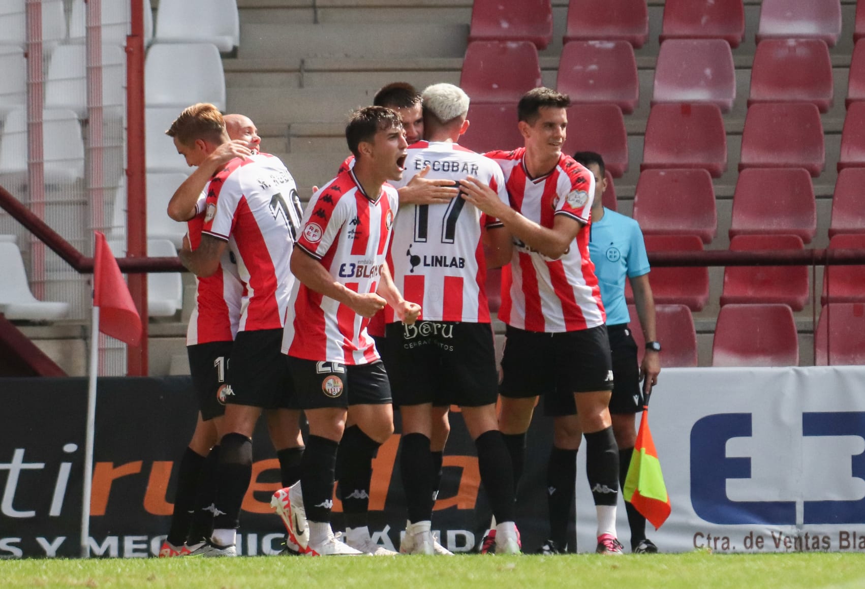 Dani Garrido celebra con rabia uno de los tantos de la SD Logroñés ante el Sestao River / SD Logroñés