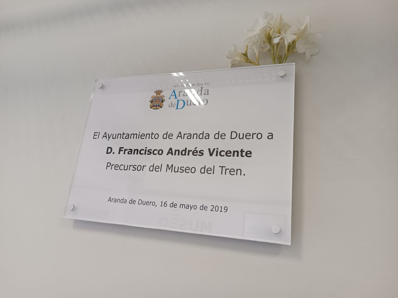 Placa que recuerda al precursor del museo