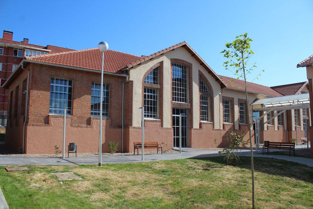 Fachada del Centro de Adultos, en el antiguo matadero