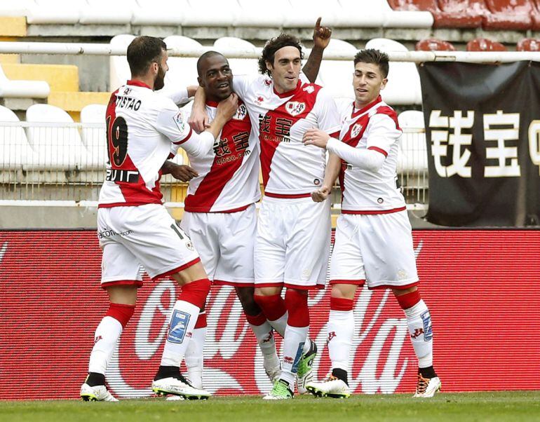 Gaël Kakuta celebra con sus compañeros el primer gol de su equipo ante el Málaga