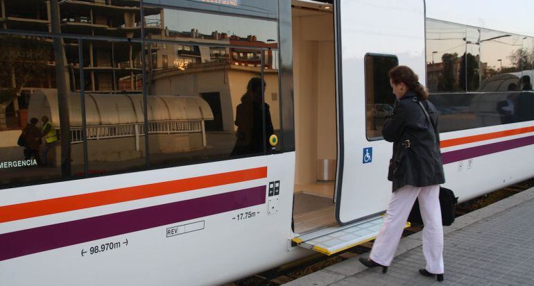 Un tren MD aturat en una estació.